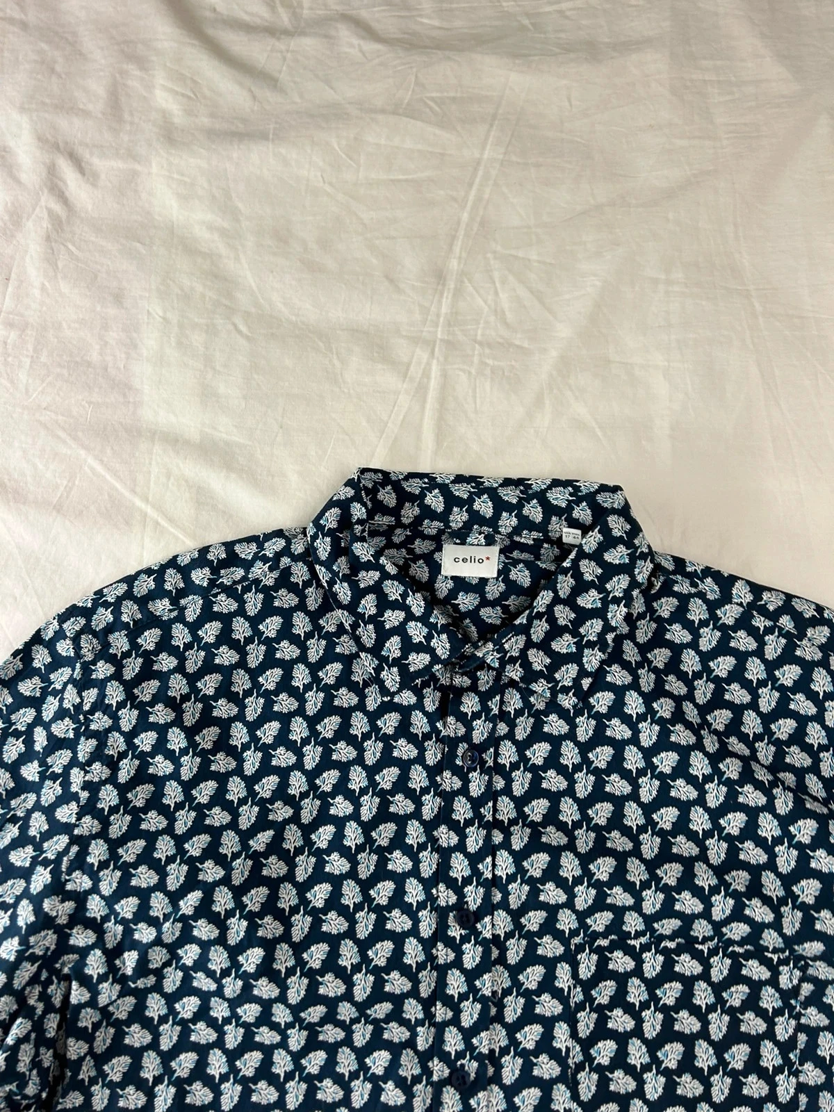 Camisa azul marino de Celio con motivos blancos – photo 5